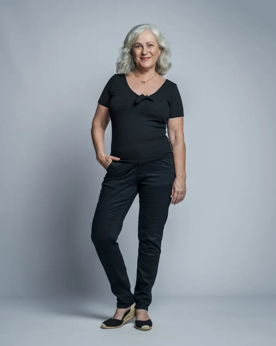 Pilar Blanco, actriz, de pie con camiseta negra en book fotográfico